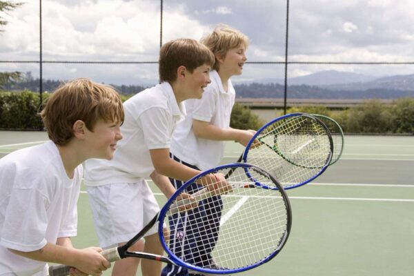 Dlaczego warto zapisać dziecko do szkółki tenisowej?