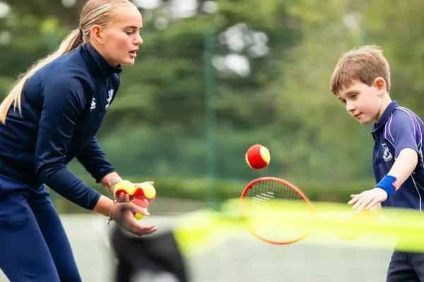 Jak uczyć dzieci koncentracji i wytrwałości na korcie tenisowym?