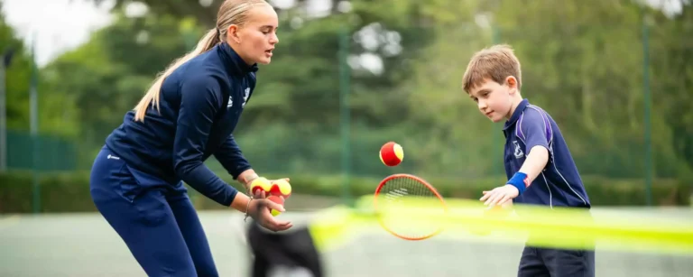 Jak uczyć dzieci koncentracji i wytrwałości na korcie tenisowym?